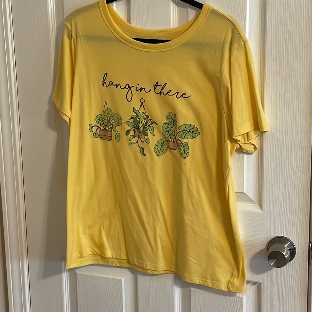 EUC Woman’s Extra Large Zoe + Liv Yellow Short Sleeved Hang InThere Tee
